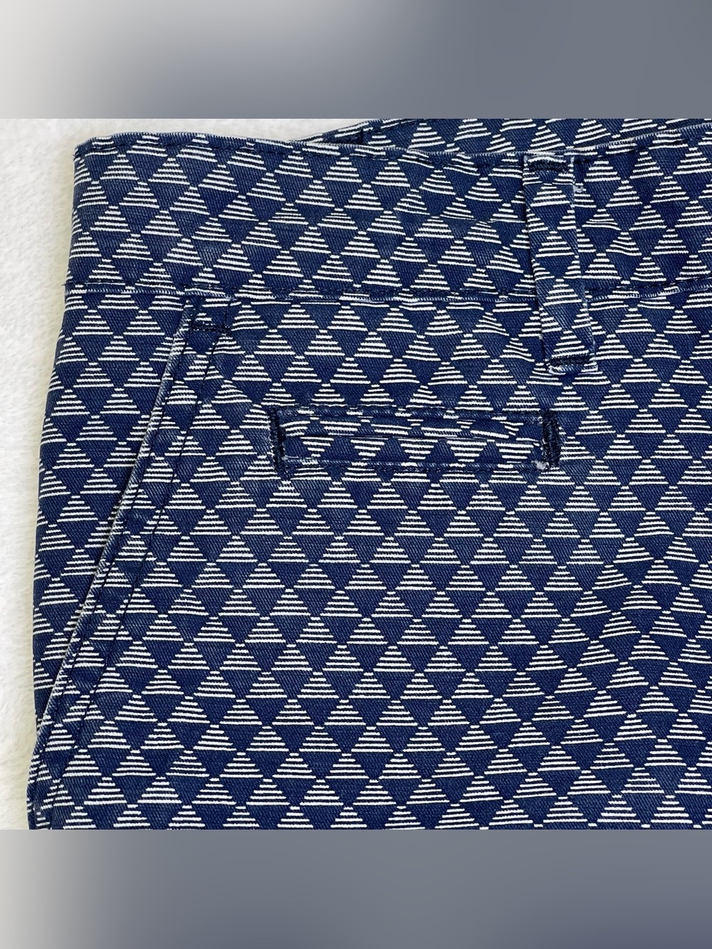 GAP Women’s 8 Reg Navy Geometric Triangle Print Shorts 5 Pockets 4” inseam - Picture 6 of 8